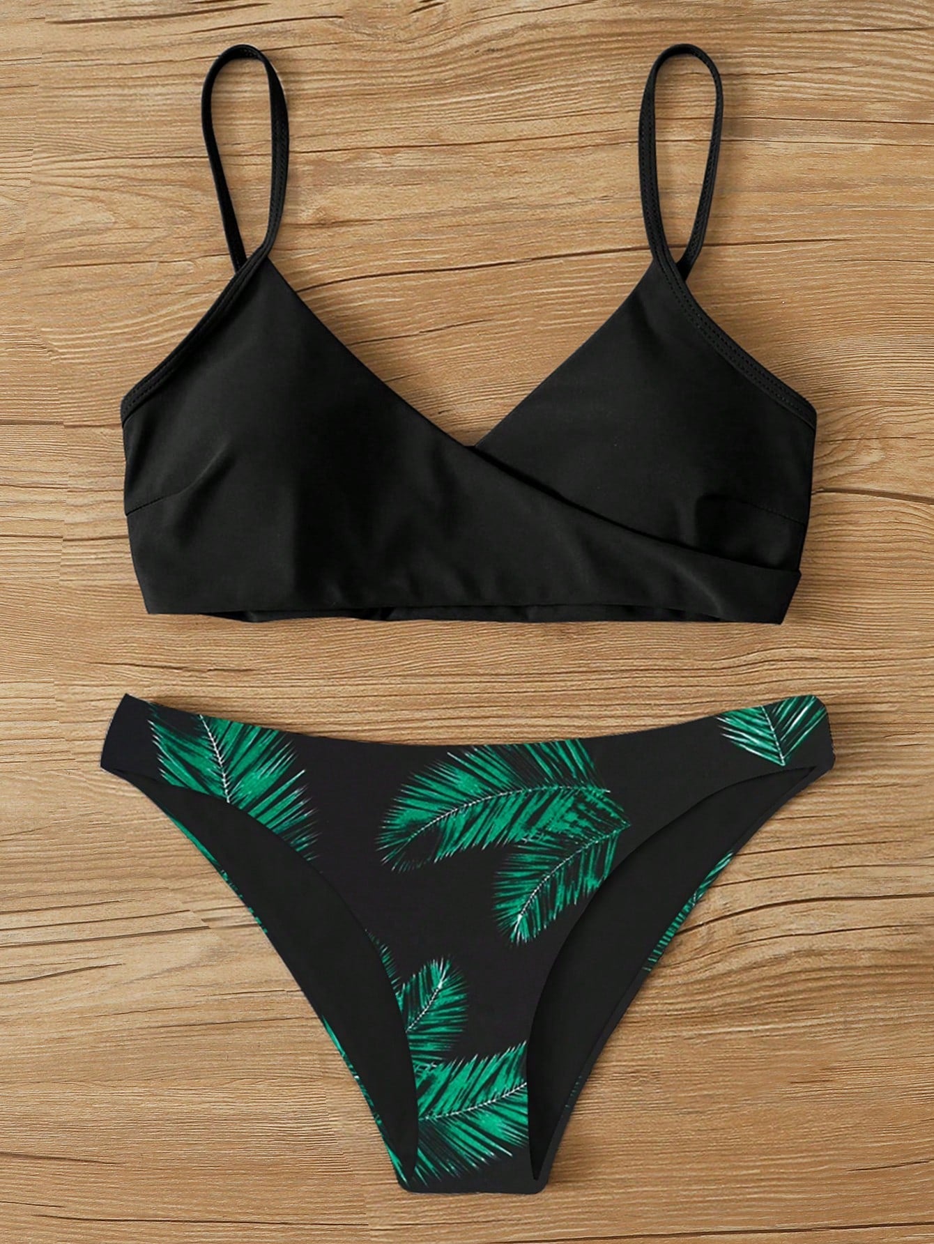 Biquíni Edna com Decote Cruzado e Estampas Coloridas