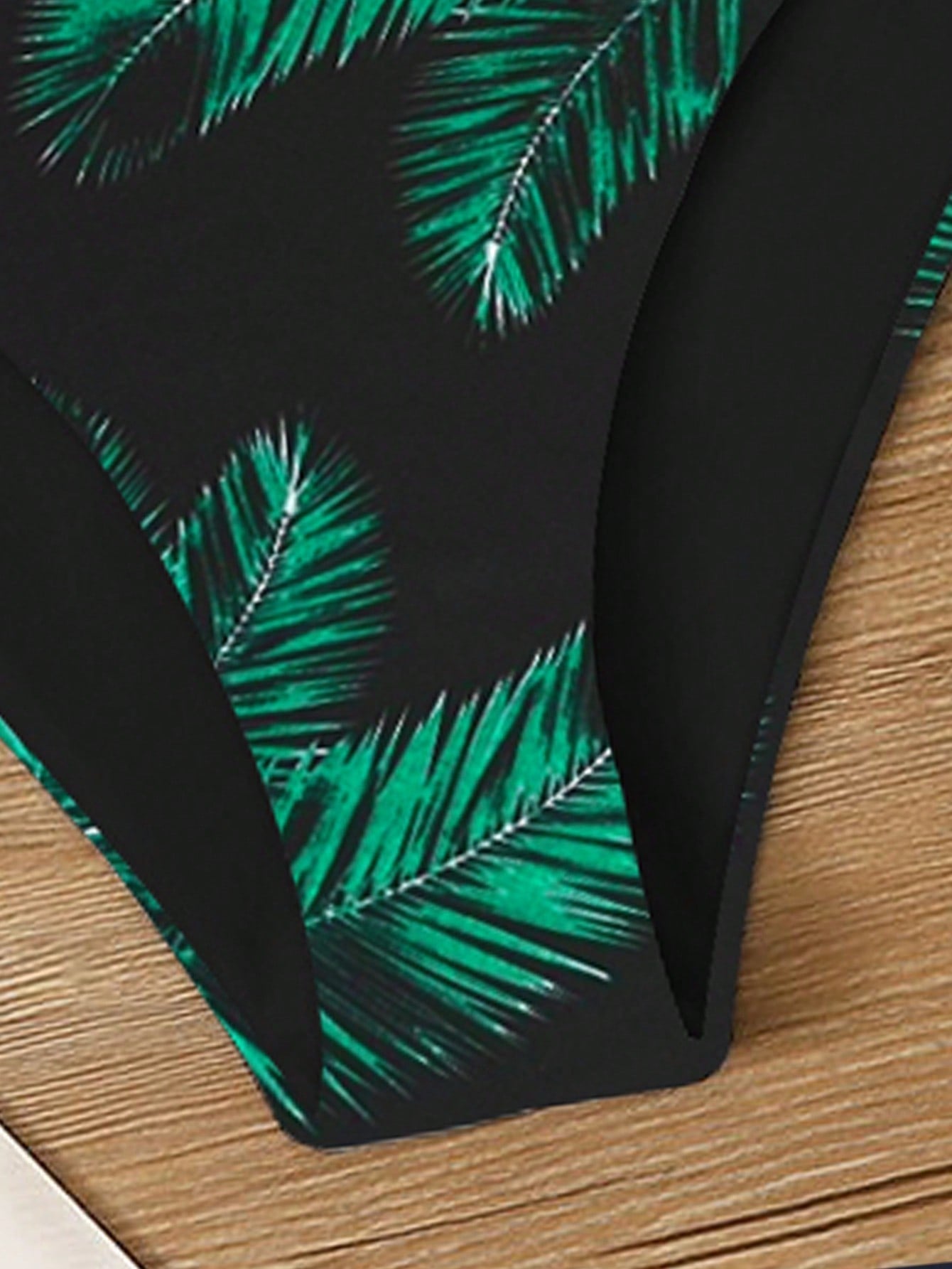 Biquíni Edna com Decote Cruzado e Estampas Coloridas