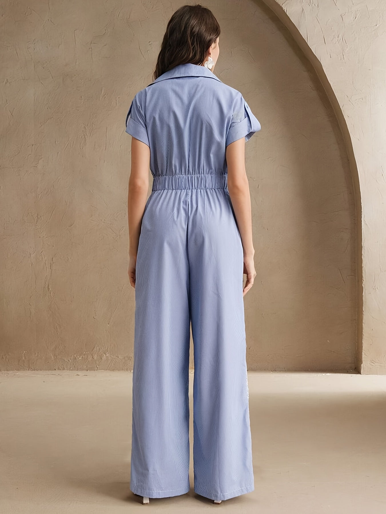 Macacão Elegante Listrado com Gola Polo e Detalhes Vazados em Fibra Premium