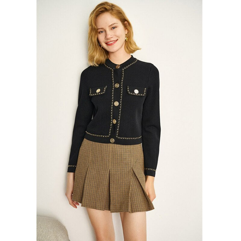 Cardigan Eliza – Elegante Cardigan Preto com Corrente e Botões Dourados