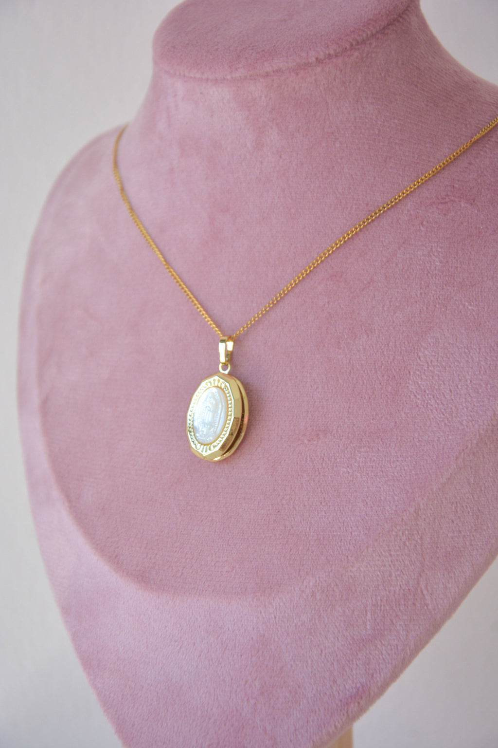 Relicário Nossa Senhora com Madreperola Banhado em Ouro 18K