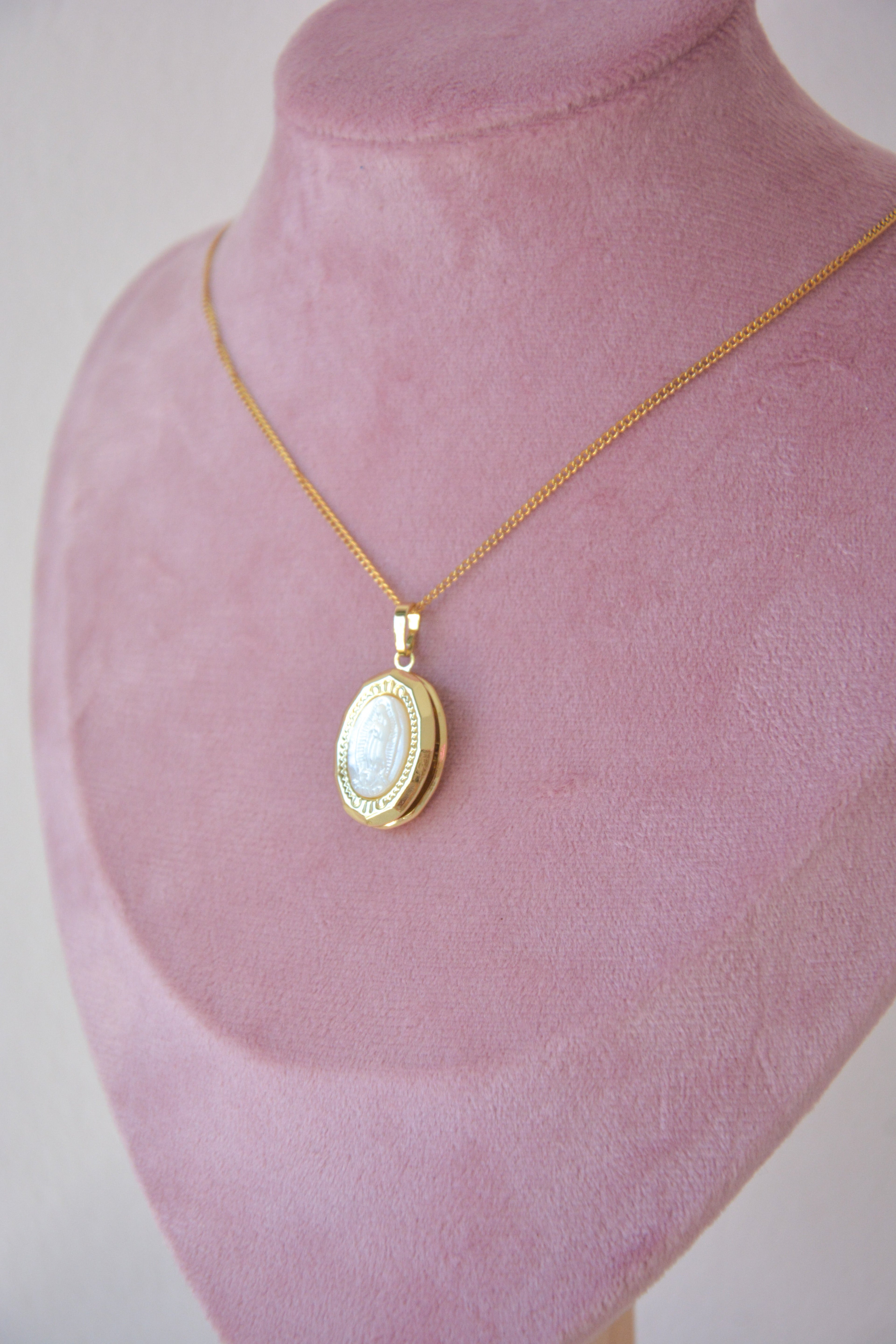 Relicário Nossa Senhora com Madreperola Banhado em Ouro 18K