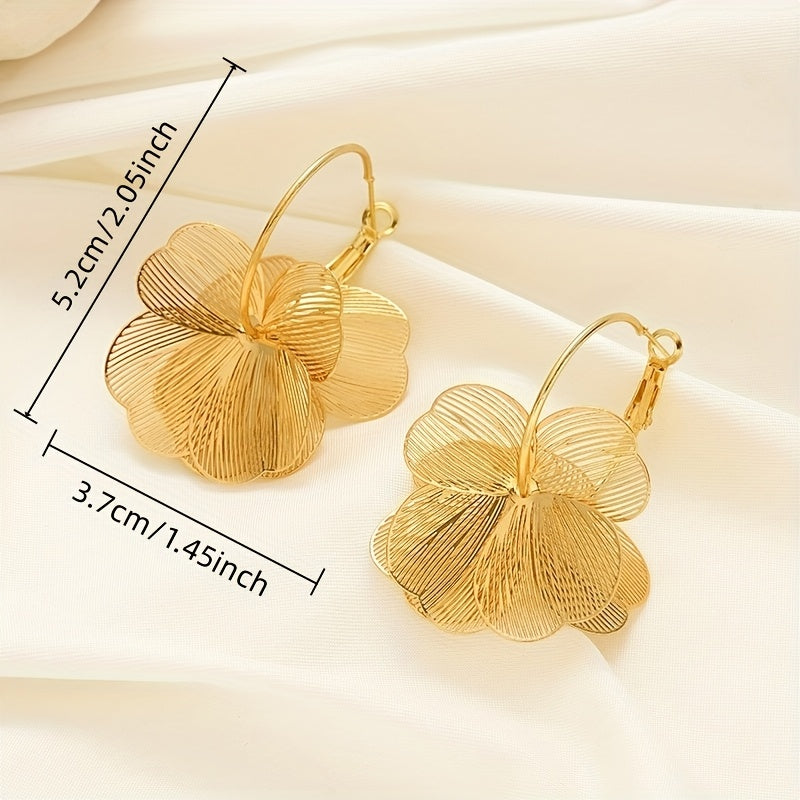 Brinco de Ouro Floral – Elegância Vintage em Metal Dourado com Acabamento KC