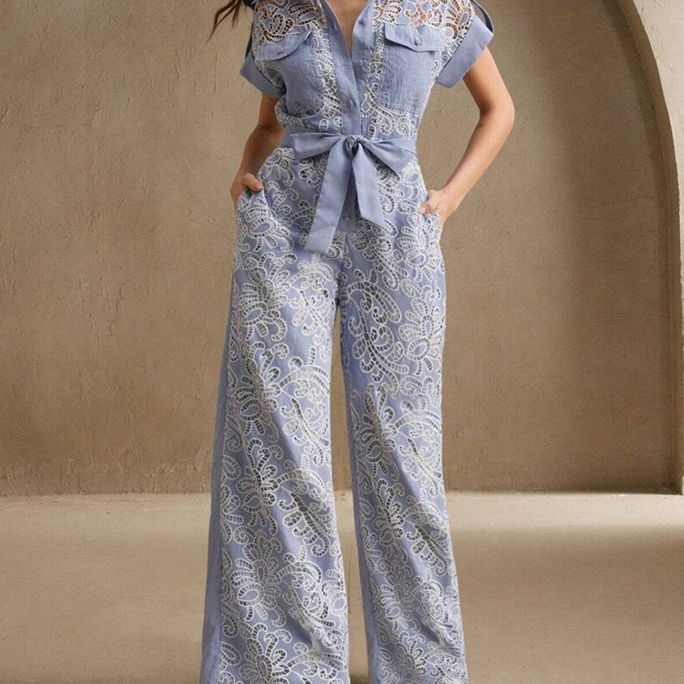 Macacão Elegante Listrado com Gola Polo e Detalhes Vazados em Fibra Premium