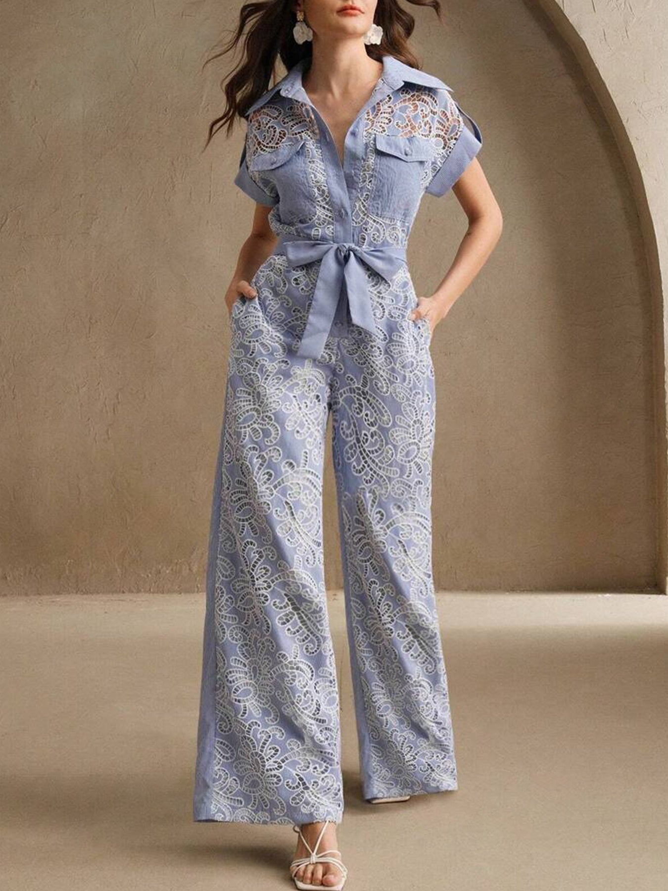 Macacão Elegante Listrado com Gola Polo e Detalhes Vazados em Fibra Premium