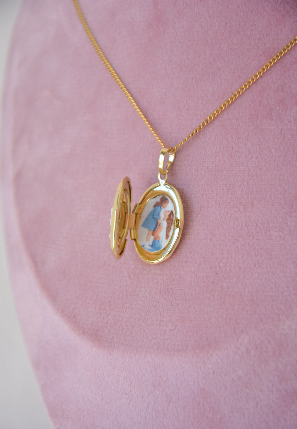Relicário Nossa Senhora com Madreperola Banhado em Ouro 18K