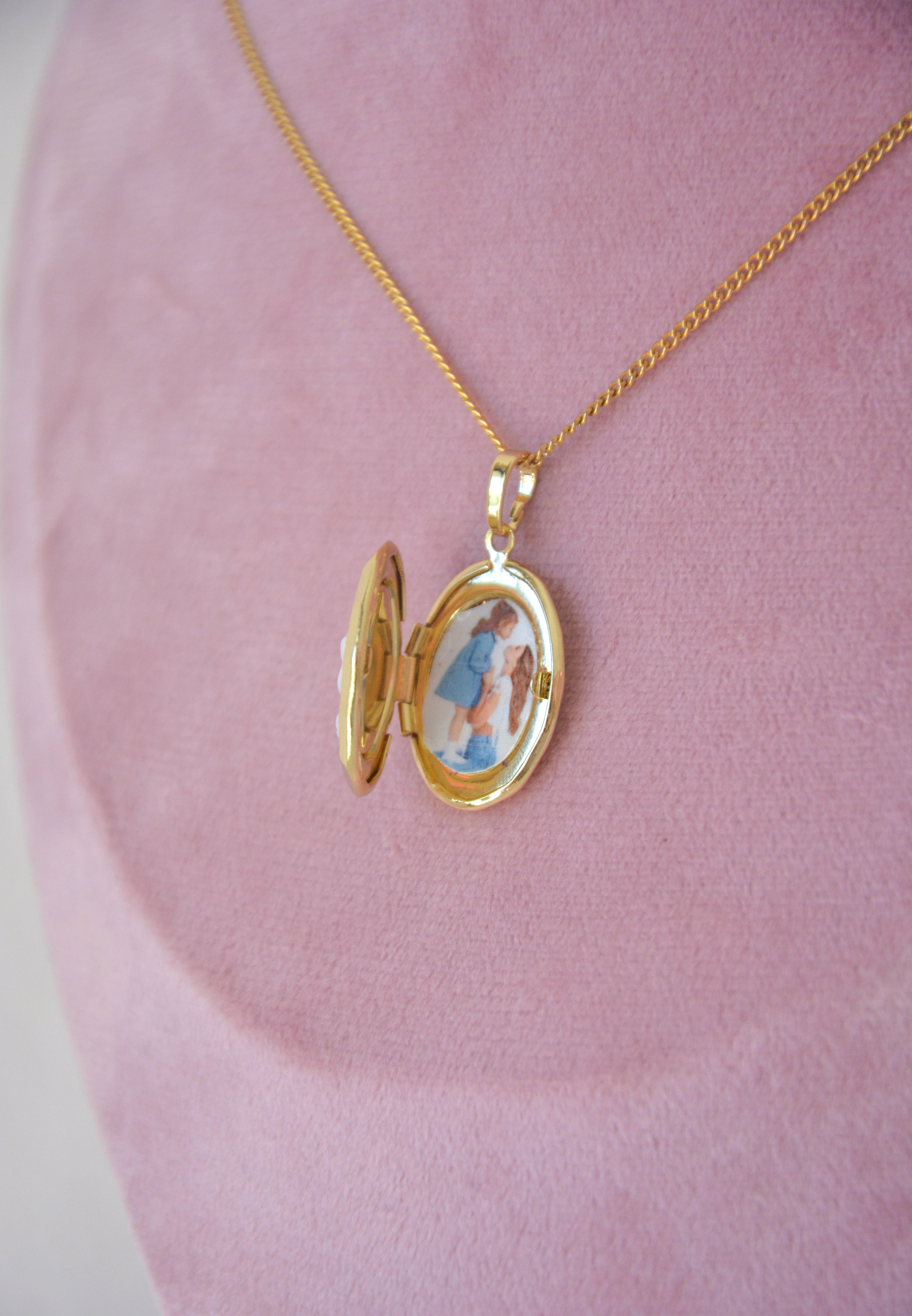 Relicário Nossa Senhora com Madreperola Banhado em Ouro 18K
