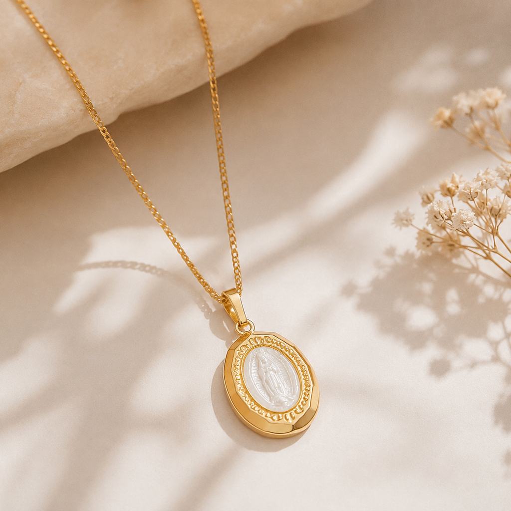 Relicário Nossa Senhora com Madreperola Banhado em Ouro 18K