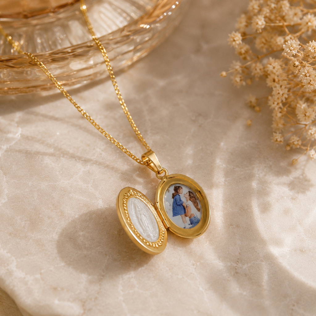 Relicário Nossa Senhora com Madreperola Banhado em Ouro 18K