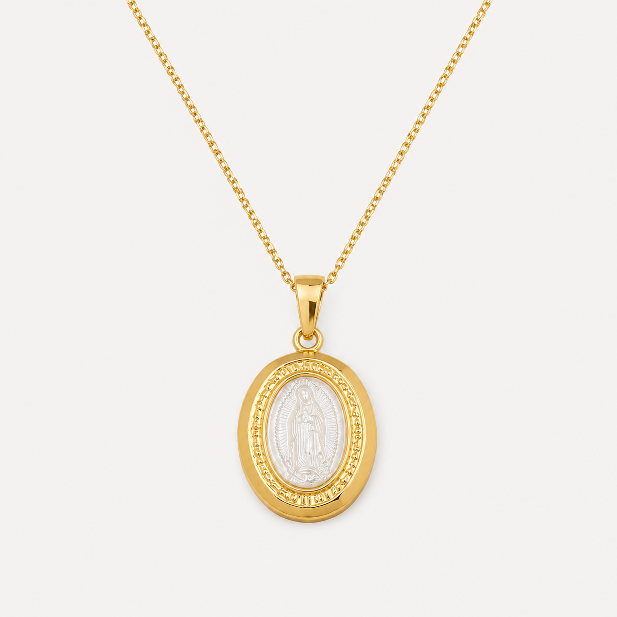Relicário Nossa Senhora com Madreperola Banhado em Ouro 18K