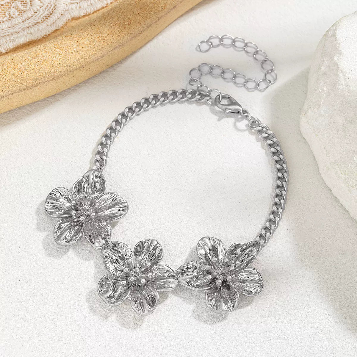 Pulseira ou Tornozeleira com Flor 3D e Fecho OT