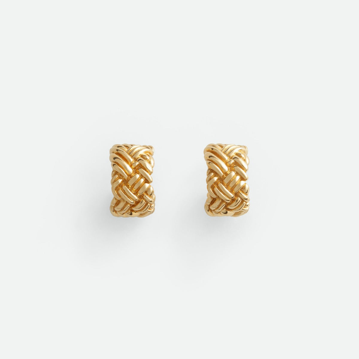 Brincos de Pino em C com Textura Trançada e Nó