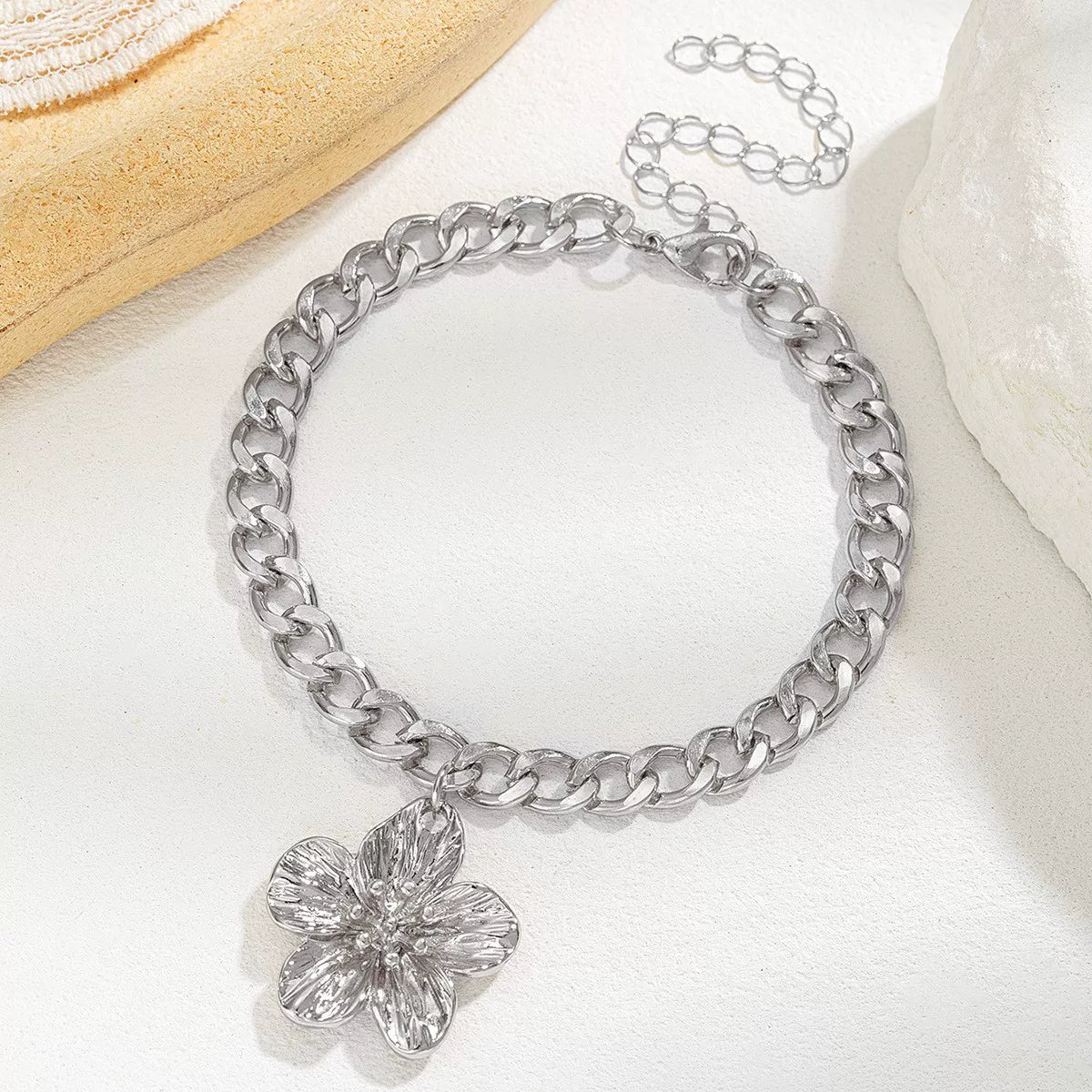 Pulseira ou Tornozeleira com Flor 3D e Fecho OT