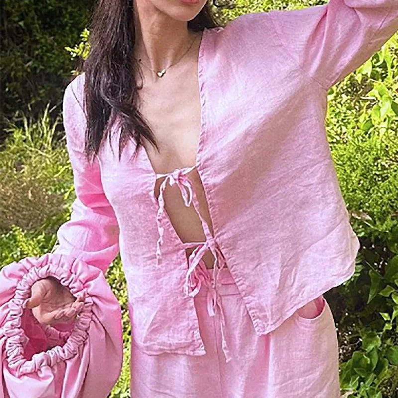 Elegance Lace – Camisa Feminina com Decote V e Detalhe em Renda