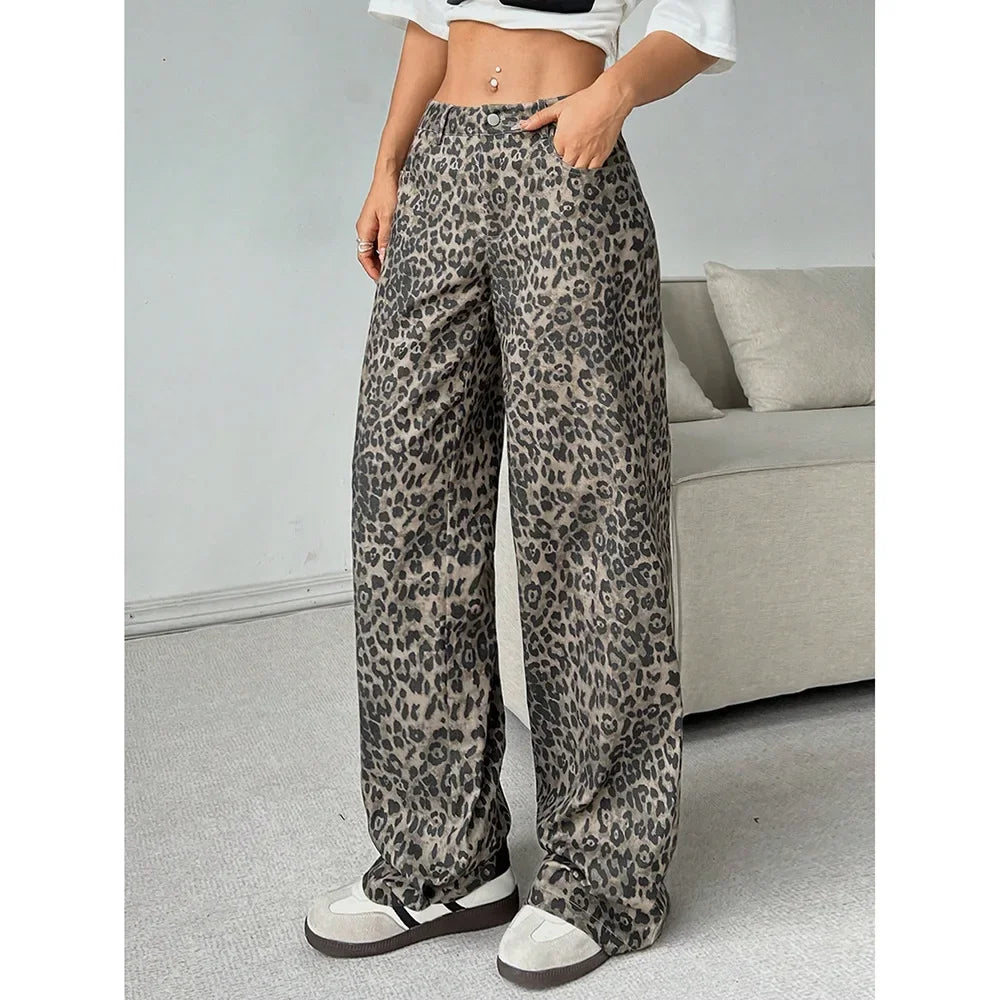 Calça Feminina Larga Estampada de Leopardo – Estilo Ousado e Confortável