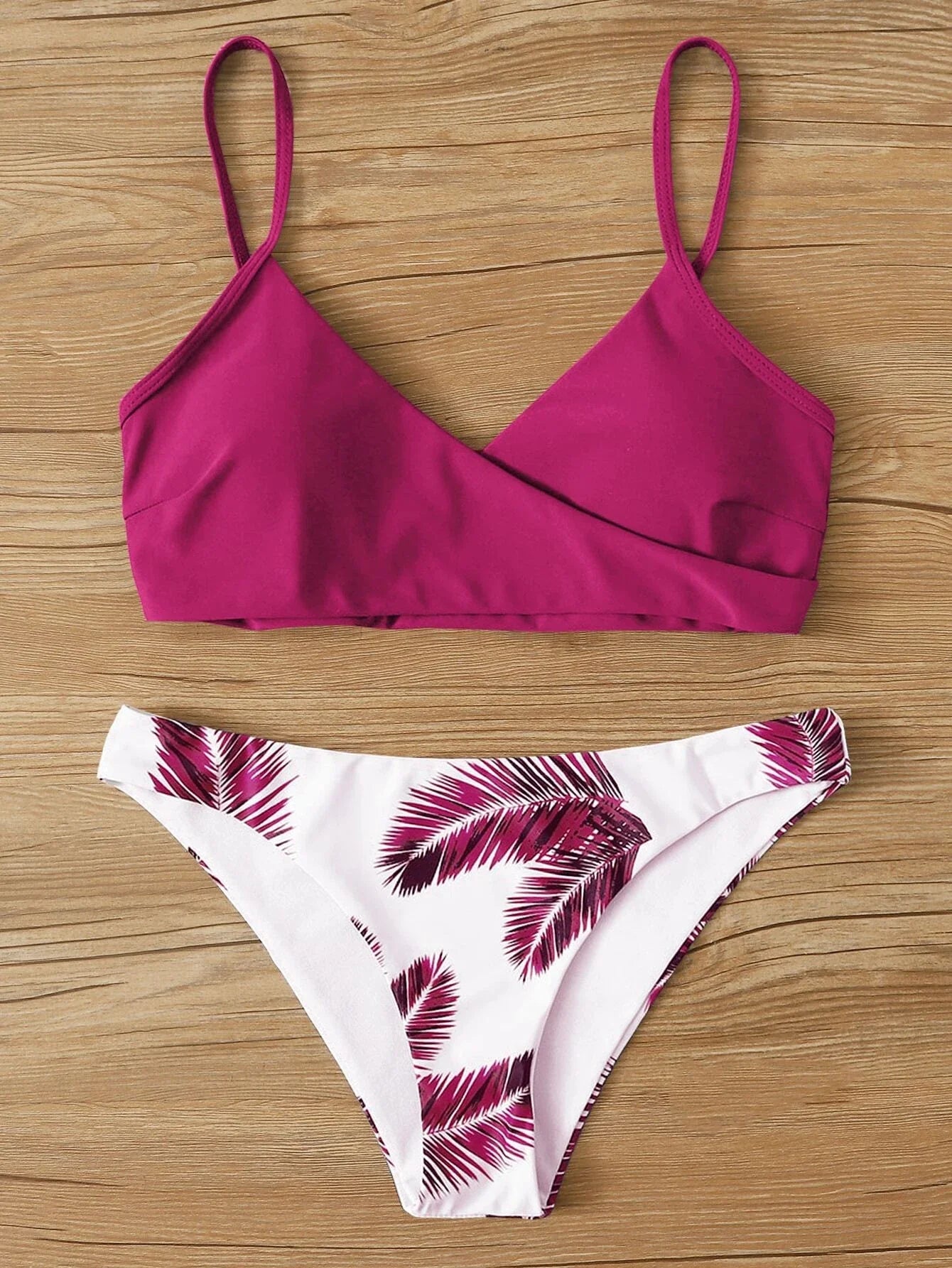 Biquíni Edna com Decote Cruzado e Estampas Coloridas