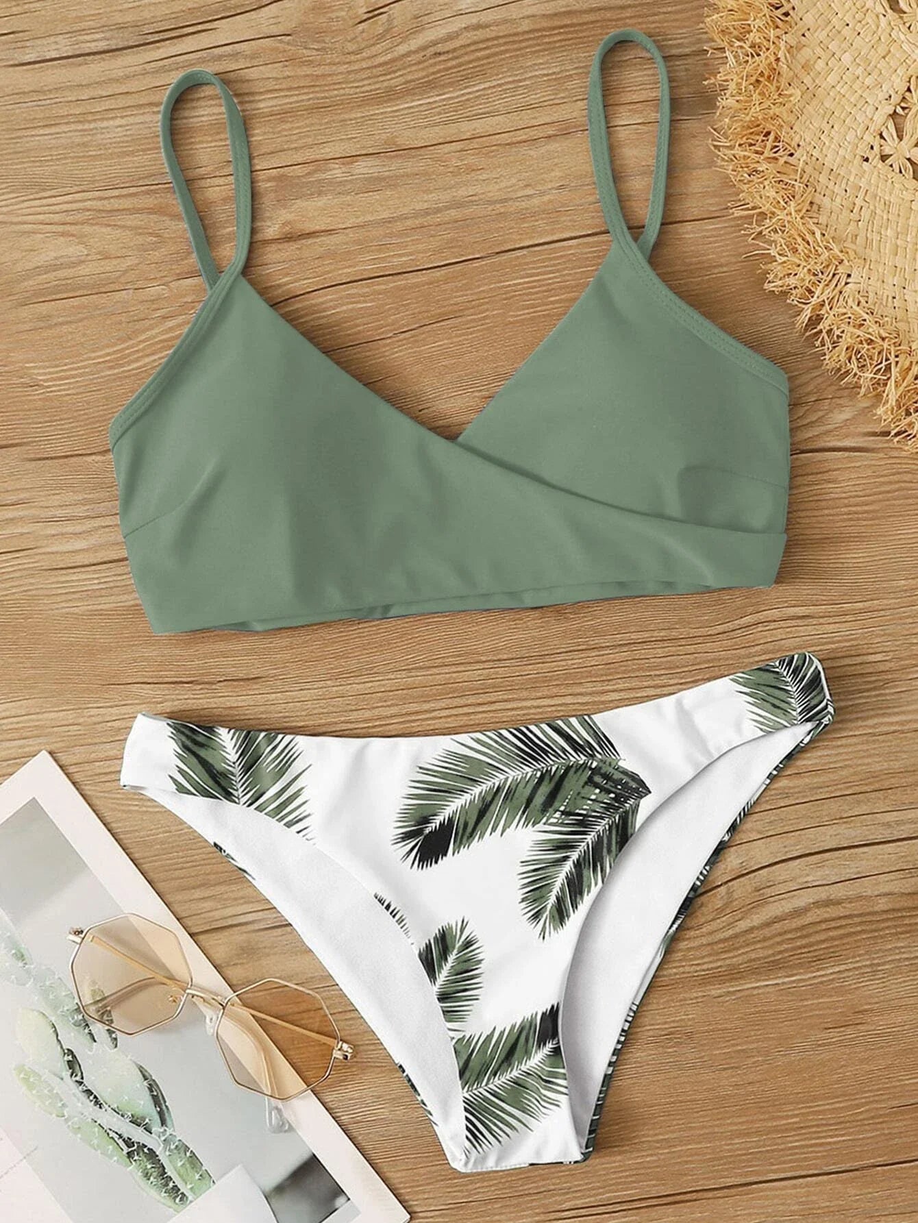 Biquíni Edna com Decote Cruzado e Estampas Coloridas