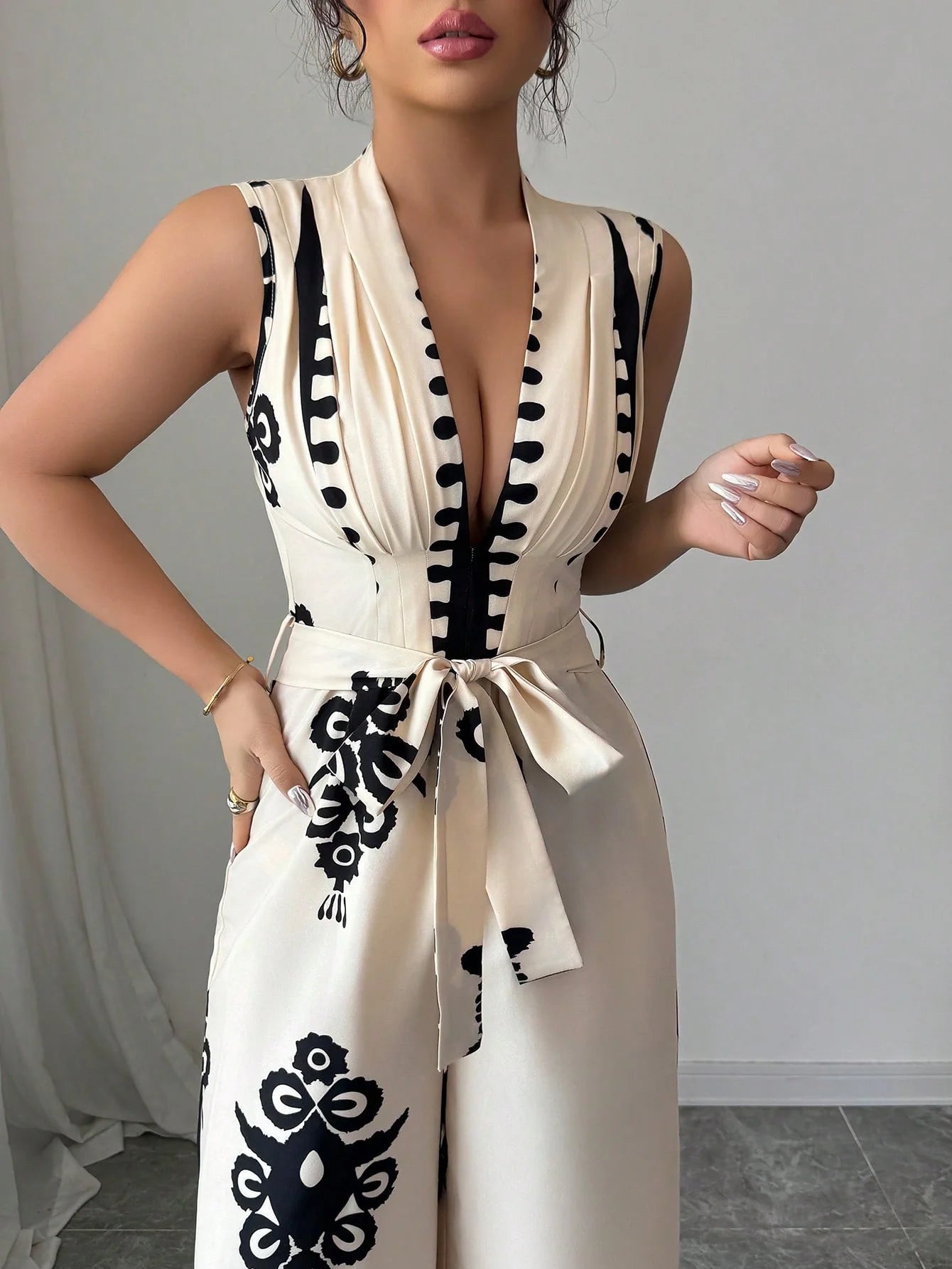 Macacão High Street – Estampa Exclusiva, Decote V e Amarração Elegante