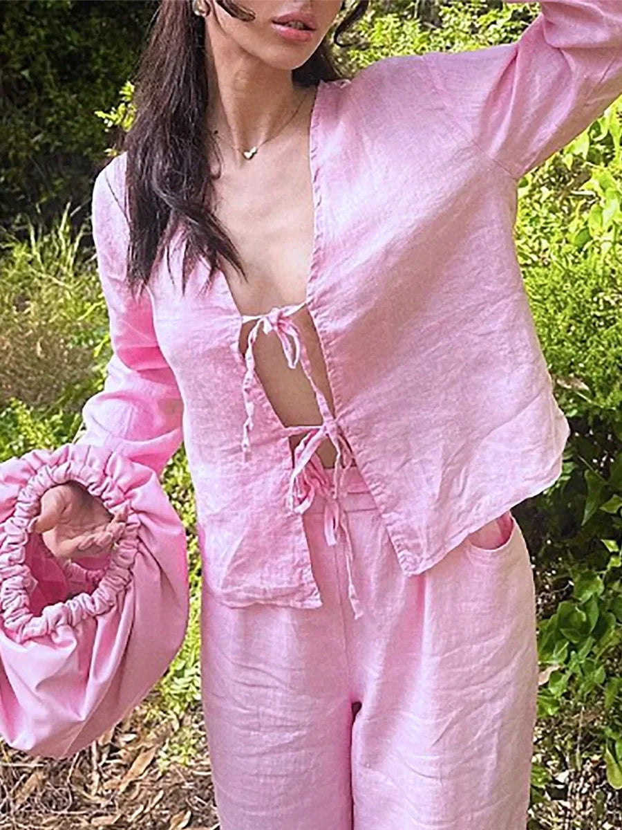 Elegance Lace – Camisa Feminina com Decote V e Detalhe em Renda