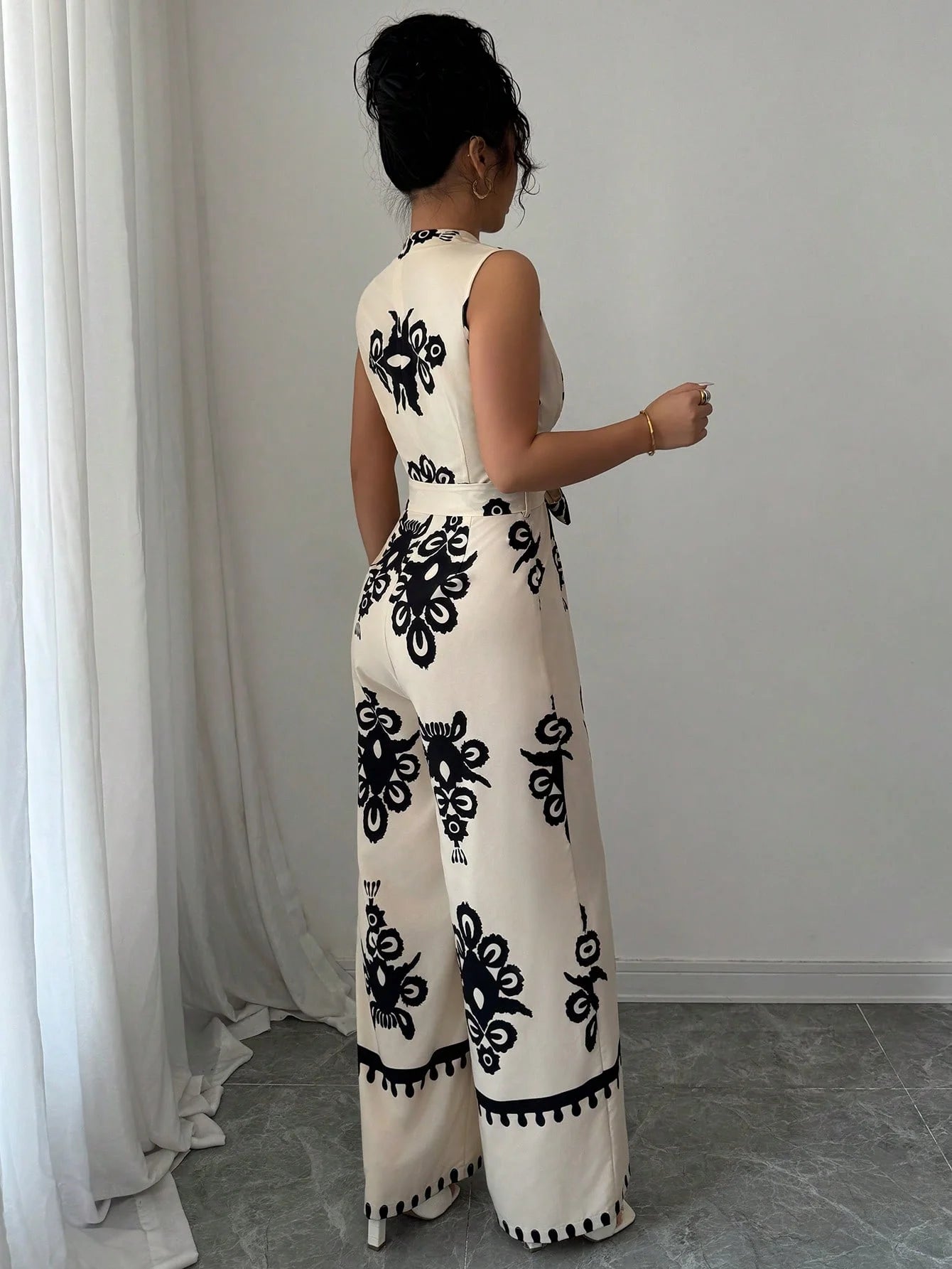 Macacão High Street – Estampa Exclusiva, Decote V e Amarração Elegante