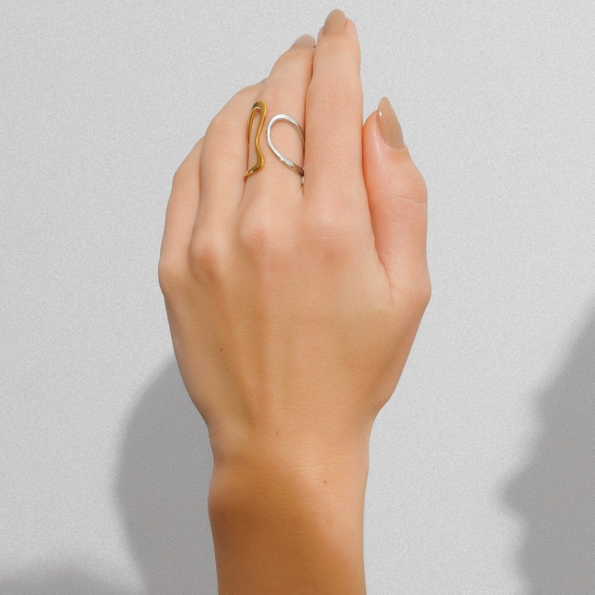 Anel Contorno Ajustável com Mix de Banhos Dourado e Prata