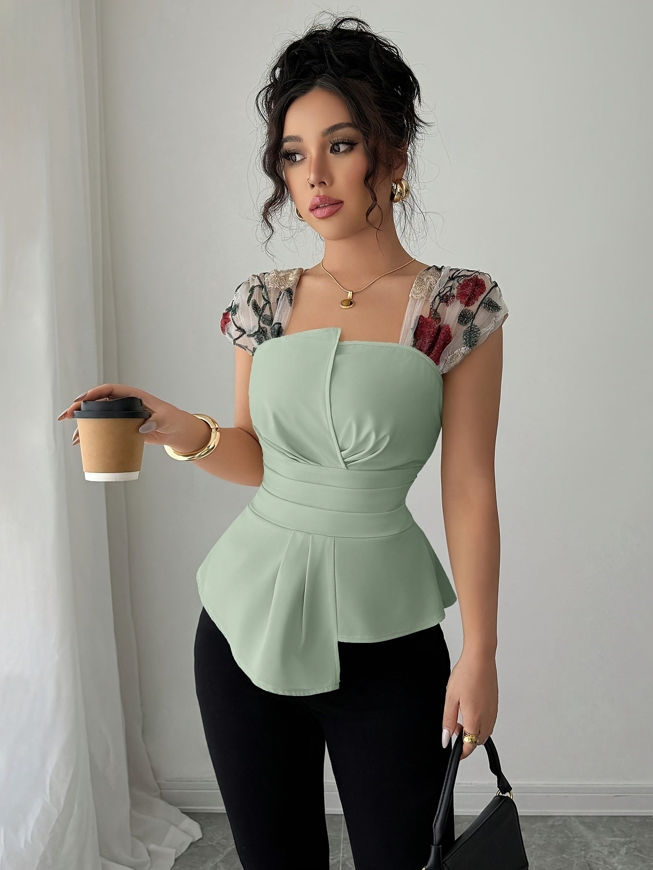 Aurora Mesh Elegance – Blusa Sofisticada com Detalhe em Mesh