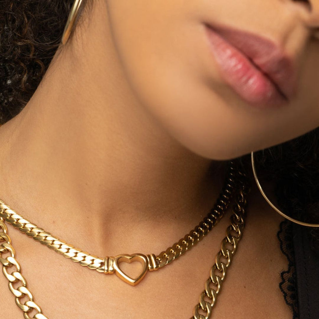 Colar Ravena Gargantilha Coração Minimalista Banhado em Ouro 18K
