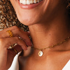 Colar Letra Inicial Clip Chain Banhado em Ouro 18K