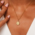 Colar Letra Inicial Hex Banhado em Ouro 18K