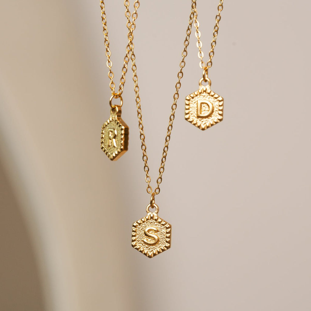 Colar Letra Inicial Hex Banhado em Ouro 18K