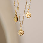 Colar Letra Inicial Hex Banhado em Ouro 18K