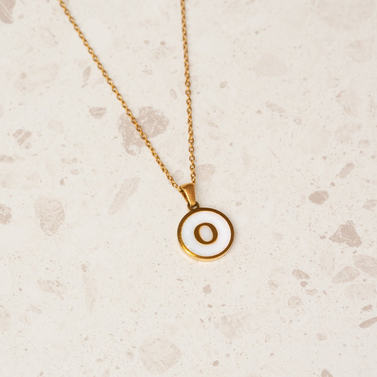 Colar Letra Inicial Marble Banhado em Ouro 18K