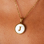 Colar Letra Inicial Marble Banhado em Ouro 18K