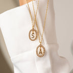 Colar Letra Inicial Prism Banhado em Ouro 18K