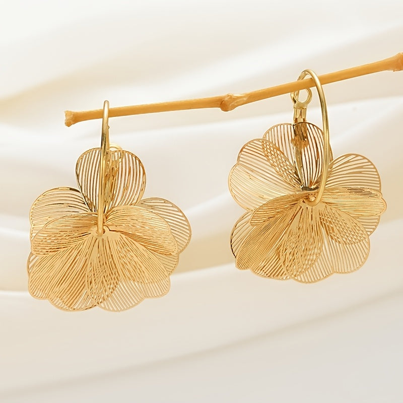 Brinco de Ouro Floral – Elegância Vintage em Metal Dourado com Acabamento KC