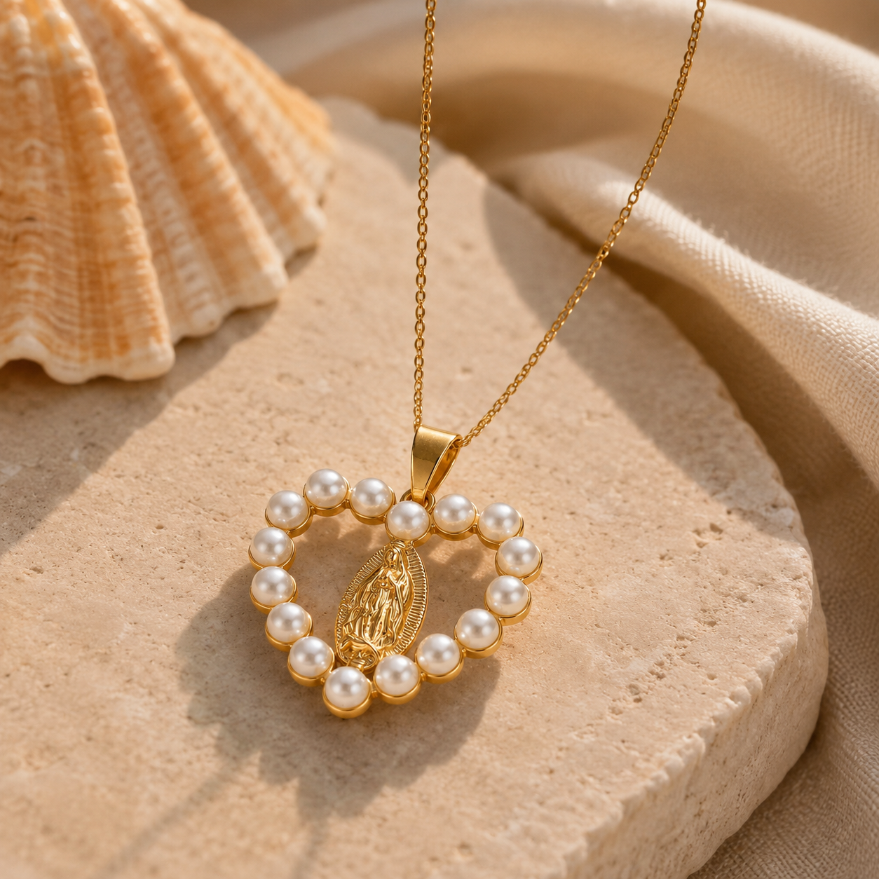 Colar Nossa Senhora com Pérolas Banhado em Ouro 18K