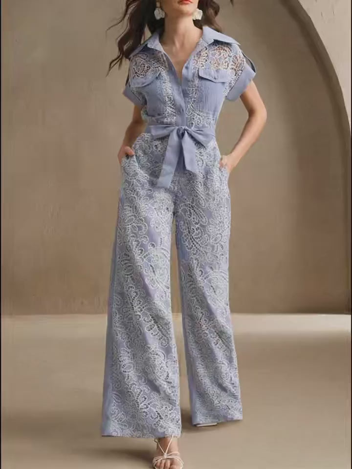 Macacão Elegante Listrado com Gola Polo e Detalhes Vazados em Fibra Premium