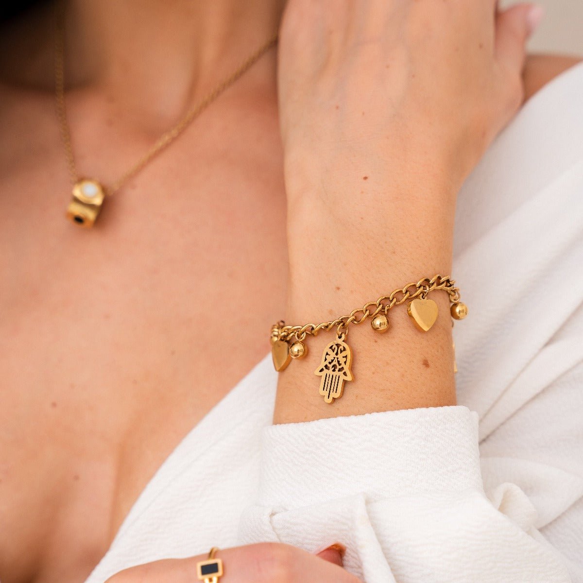 Pulseira Toscana Elos Pingente Coração e Hamsá Banhada em Ouro 18K
