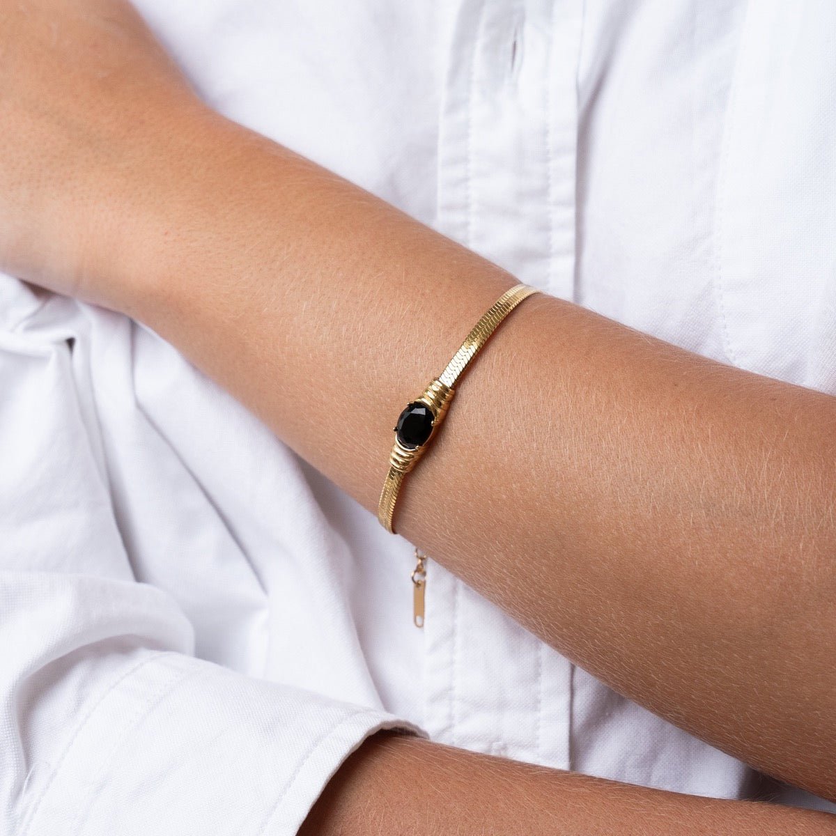 Pulseira Mykonos Malha Pedra Ônix Banhado em Ouro 18K