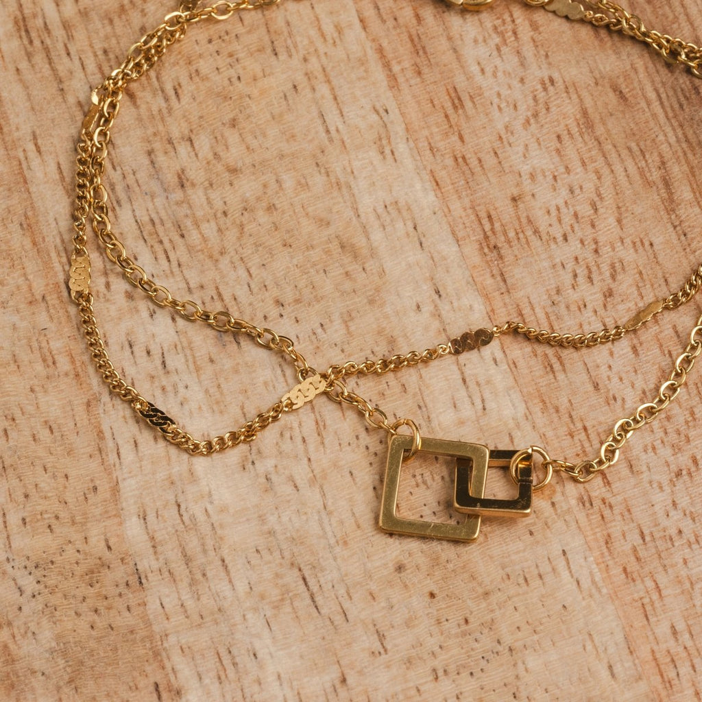 Pulseira Atlas Pingente Elo Quadrado Banhada em Ouro 18K